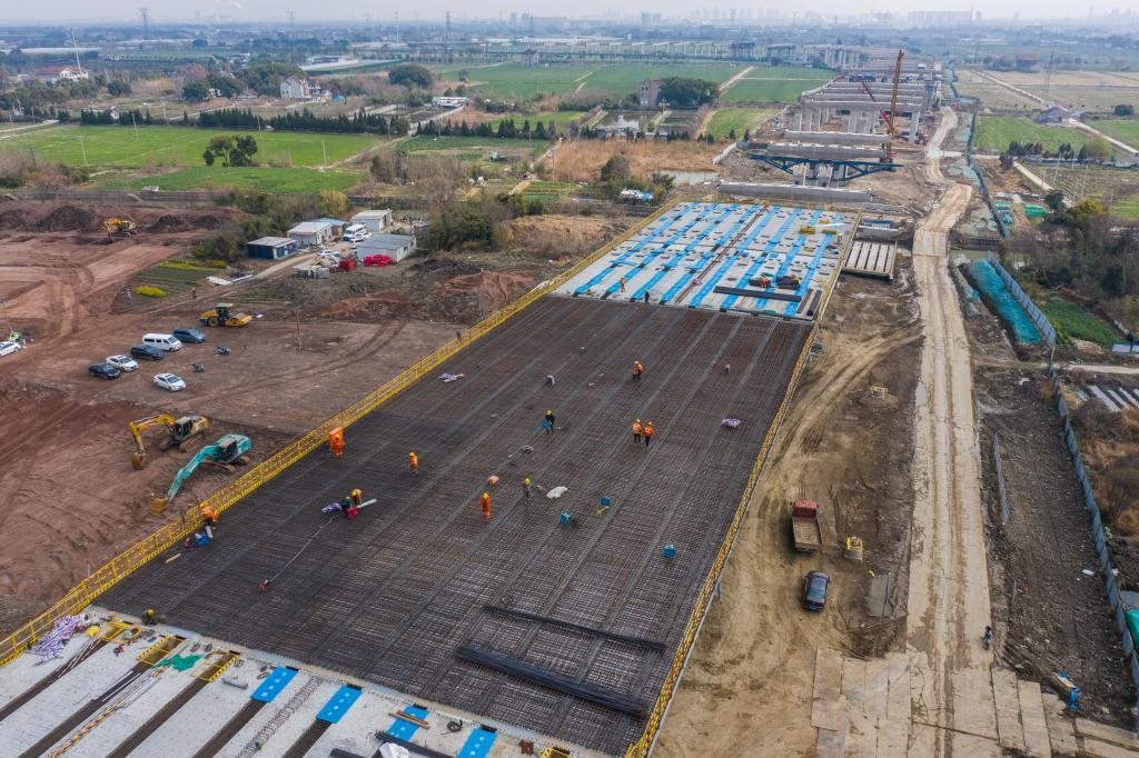 3月7日，在524國(guó)道秀洲王江涇至新塍公路工程TJ02標(biāo)段，作業(yè)人員正在進(jìn)行60米鋼混組合梁現(xiàn)澆橋面板鋼筋焊接及綁扎作業(yè)（無(wú)人機(jī)照片）。新華社記者 徐昱 攝