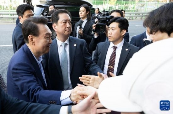 4月11日，韓國前總統(tǒng)尹錫悅（左一）在離開首爾漢南洞官邸時與支持者握手。新華社發(fā)（全休相攝）