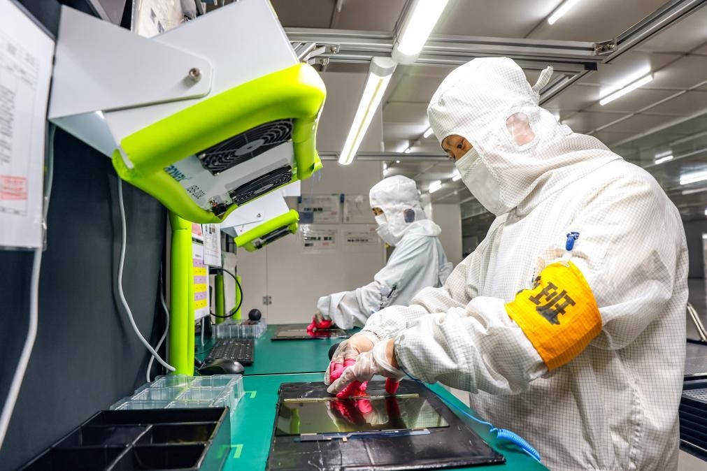 3月27日，在位于寧夏賀蘭工業(yè)園區(qū)的湯姆森電氣有限公司生產(chǎn)車(chē)間內(nèi)，工作人員制作硅膠絕緣護(hù)套。新華社記者 楊植森 攝