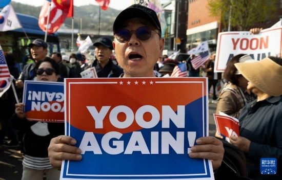 4月11日，在韓國首爾漢南洞官邸附近，支持者為韓國前總統(tǒng)尹錫悅送行。新華社發(fā)（全休相攝）