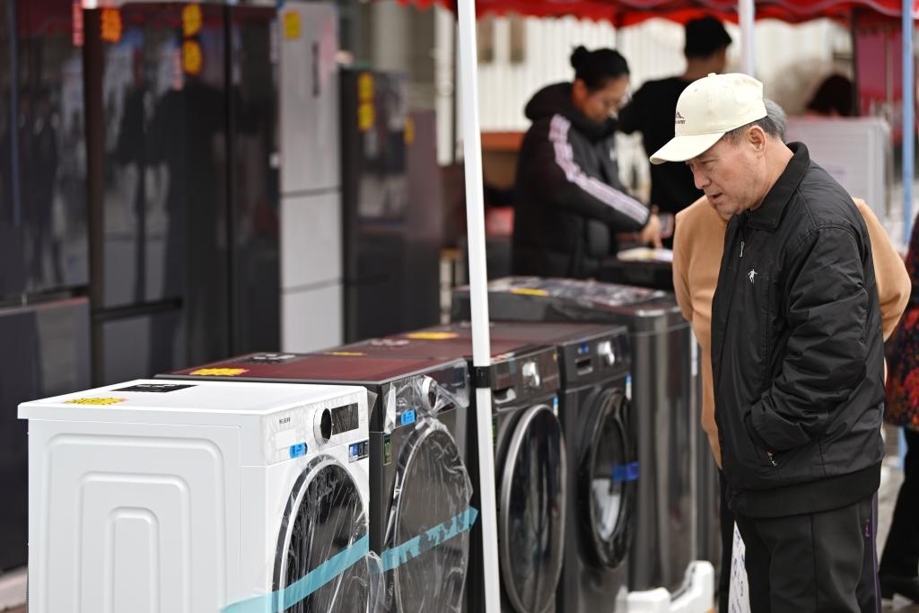 3月28日，天津市北辰區(qū)舉行2025年消費(fèi)品以舊換新惠民服務(wù)活動(dòng)，吸引眾多市民前來(lái)選購(gòu)。新華社記者 李然 攝