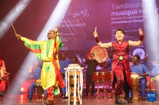 4月10日，在塞內加爾首都達喀爾的國家大劇院，中央音樂學院進擊打擊樂團與塞內加爾杜杜·恩迪亞耶·羅斯打擊樂團同臺演出。新華社記者 司源 攝