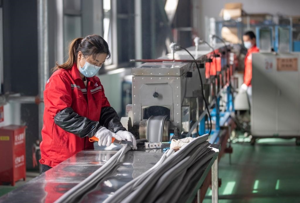 3月27日，在位于寧夏賀蘭工業(yè)園區(qū)的湯姆森電氣有限公司生產(chǎn)車(chē)間內(nèi)，工作人員制作硅膠絕緣護(hù)套。新華社記者 楊植森 攝