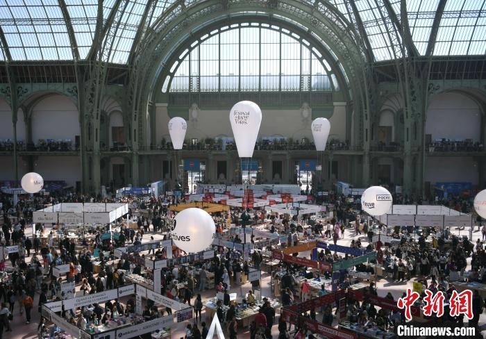 當(dāng)?shù)貢r間4月11日，2025年巴黎圖書節(jié)在巴黎大皇宮揭幕。圖為巴黎大皇宮的圖書節(jié)現(xiàn)場。中新社記者 李洋 攝