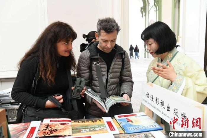 當(dāng)?shù)貢r間4月11日，2025年巴黎圖書節(jié)在巴黎大皇宮揭幕。中國出版代表團(tuán)攜千余種中國精品圖書亮相展會。 中新社記者 李洋 攝