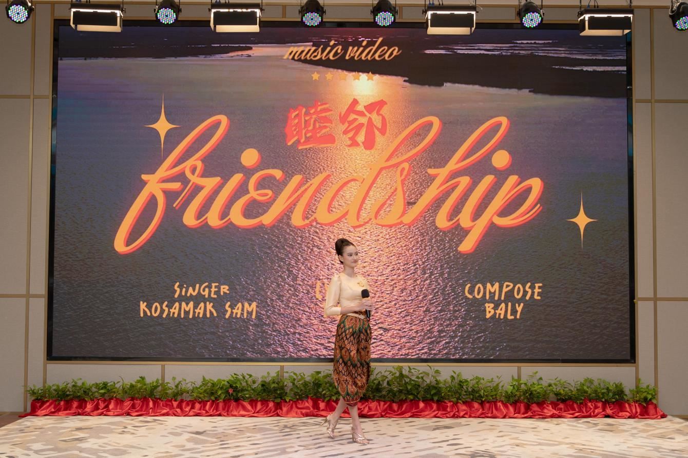 柬埔寨歌手珂撒瑪演唱紀錄片《睦鄰·柬埔寨》主題曲。柬埔寨數(shù)字電視有限公司供圖