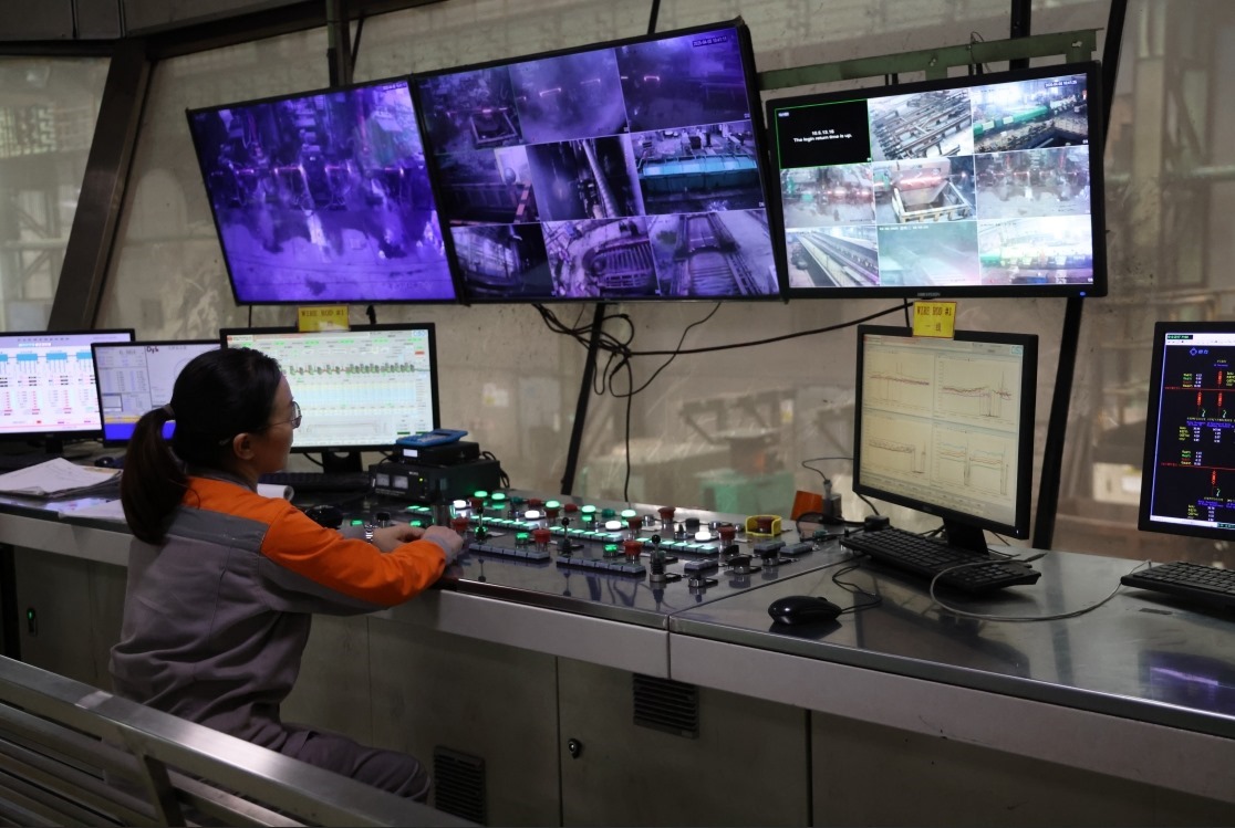 工作人員在馬中關(guān)丹產(chǎn)業(yè)園內(nèi)的聯(lián)合鋼鐵生產(chǎn)車間內(nèi)工作。（人民日報記者楊一 攝）