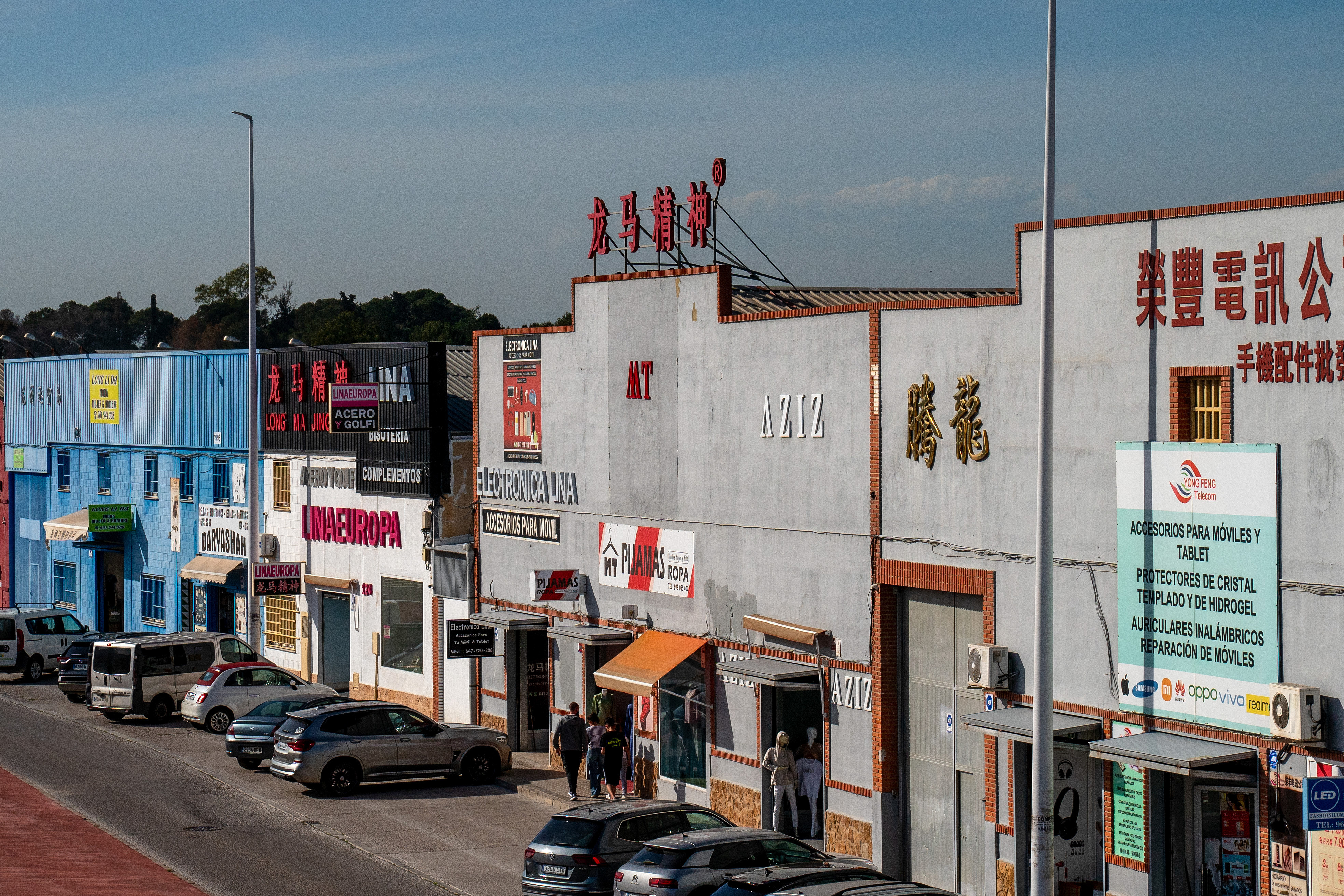 當(dāng)?shù)貢r(shí)間2025年4月10日，西班牙瓦倫西亞國(guó)際機(jī)場(chǎng)附近的中資批發(fā)零售商店。