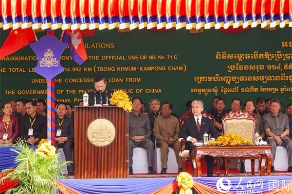 柬埔寨首相洪瑪奈在剪彩儀式上致辭。人民網(wǎng)記者 程是頡攝