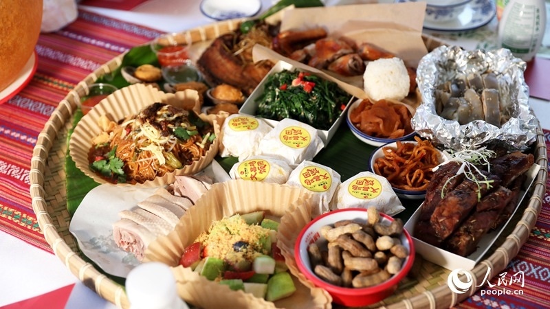 長桌宴上擺滿了海南特色佳肴。人民網(wǎng)記者 符武平攝