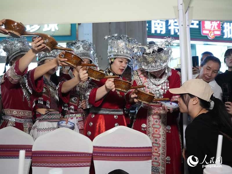 游客體驗互動演出《高山流水》。人民網(wǎng)記者 張力洋攝