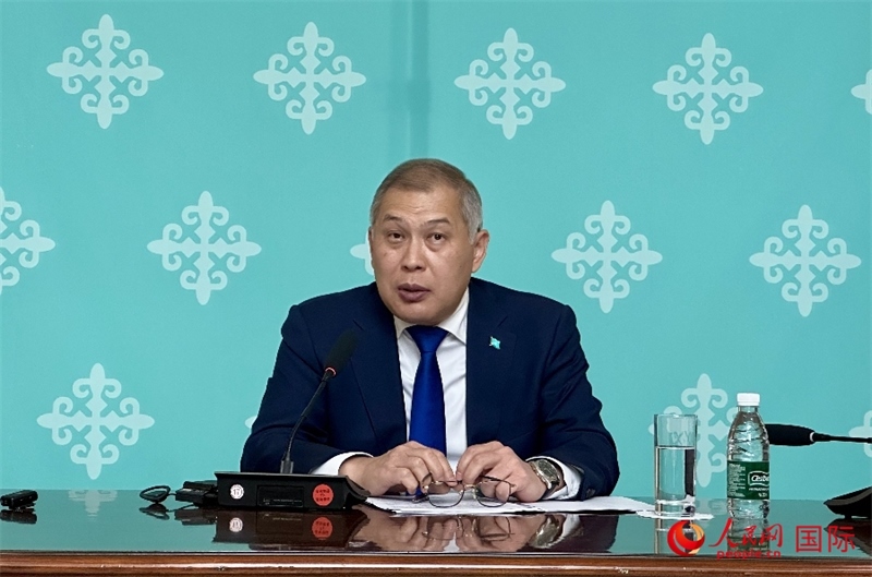 哈薩克斯坦駐華大使沙赫拉特·努雷舍夫在哈駐華大使館舉辦新聞發(fā)布會。人民網(wǎng)阿爾達克 攝