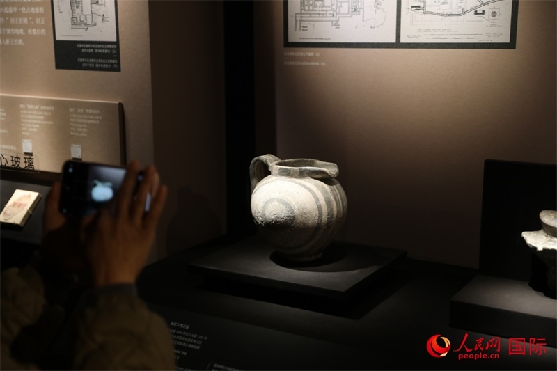 參觀者在拍攝。4月14日，來自希臘伊拉克利翁考古博物館的文物在故宮博物院展出。（人民網(wǎng) 張澤宇攝）