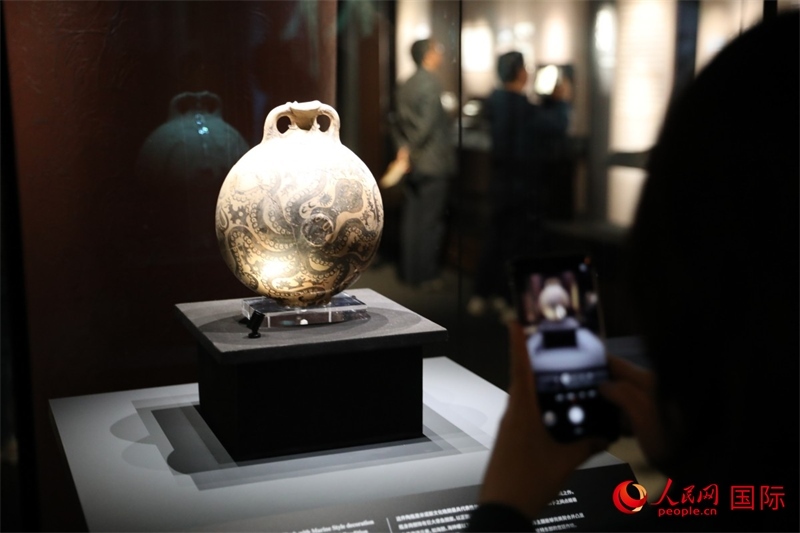 參觀者在拍攝。4月14日，來自希臘伊拉克利翁考古博物館的文物在故宮博物院展出。（人民網(wǎng) 張澤宇攝）