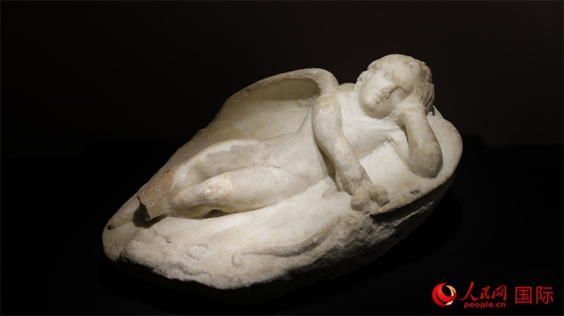沉睡的厄洛斯大理石浮雕。4月14日，來自希臘伊拉克利翁考古博物館的文物在故宮博物院展出。（人民網(wǎng) 張澤宇攝）