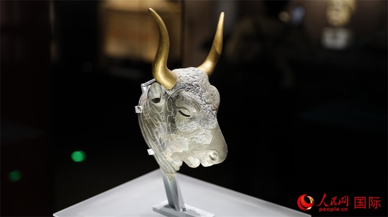 公牛頭型綠泥石來通杯。4月14日，來自希臘伊拉克利翁考古博物館的文物在故宮博物院展出。（人民網(wǎng) 張澤宇攝）