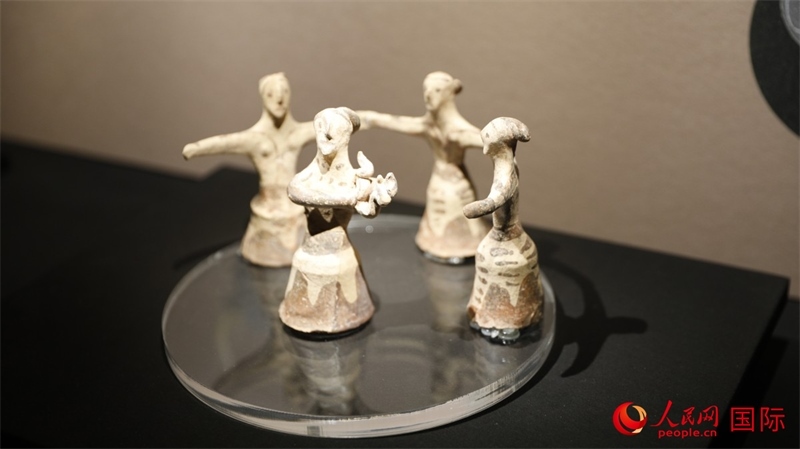 舞蹈者與音樂家雕塑群像。4月14日，來自希臘伊拉克利翁考古博物館的文物在故宮博物院展出。（人民網(wǎng) 張澤宇攝）