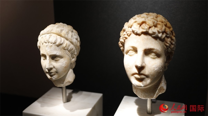 兄弟大理石頭像。4月14日，來自希臘伊拉克利翁考古博物館的文物在故宮博物院展出。（人民網(wǎng) 張澤宇攝）