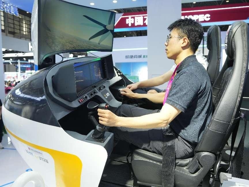 記者體驗低空經(jīng)濟(jì)的應(yīng)用消費場景。人民網(wǎng)記者 張力洋攝