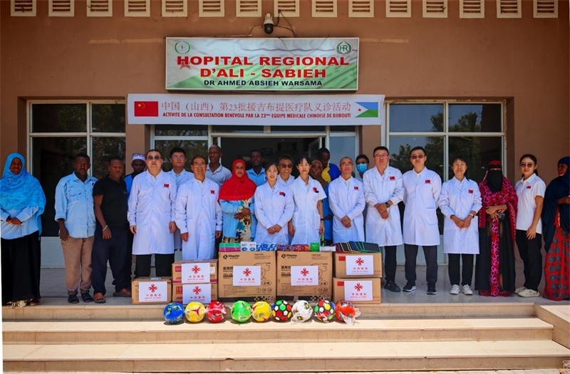 中國（山西）第23批援吉布提醫(yī)療隊在當?shù)亻_展義診，并捐贈一批急需藥品。中國（山西）第23批援吉布提醫(yī)療隊供圖