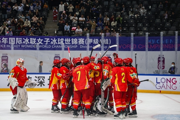 中國(guó)隊(duì)球員慶祝勝利。圖片來(lái)源：中國(guó)冰球協(xié)會(huì)