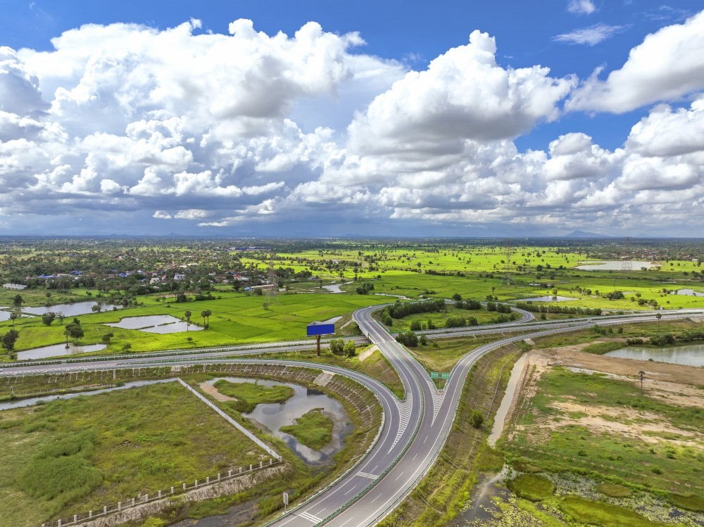 2024年9月25日在柬埔寨磅士卑省拍攝的金港高速公路（無人機(jī)照片）。連接柬埔寨首都金邊和最大深水海港西哈努克港的金港高速公路，是中柬共建“一帶一路”標(biāo)志性項目。