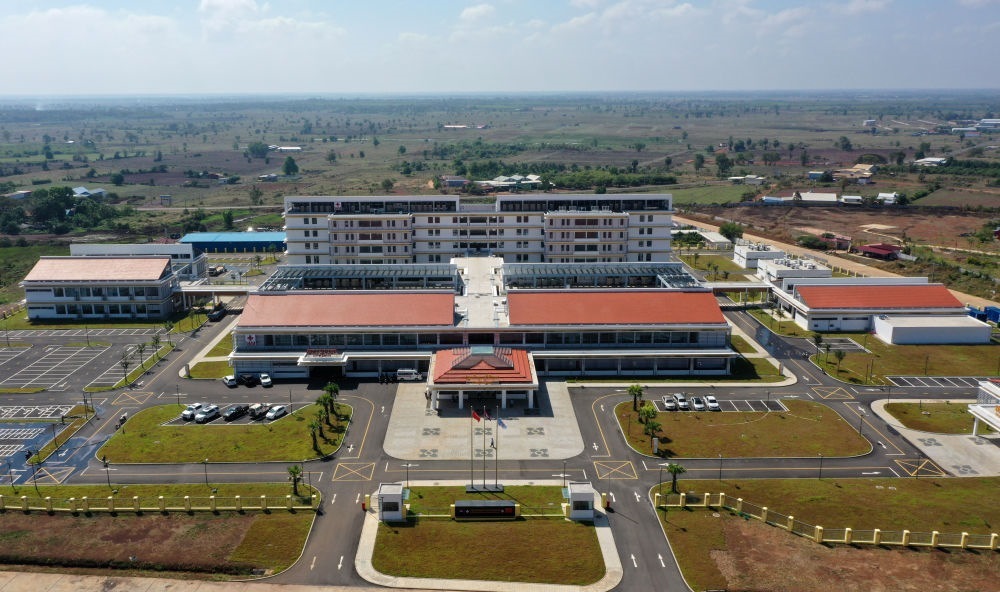 2022年2月17日在柬埔寨特本克蒙省新區(qū)拍攝的中國援柬埔寨特本克蒙省醫(yī)院。