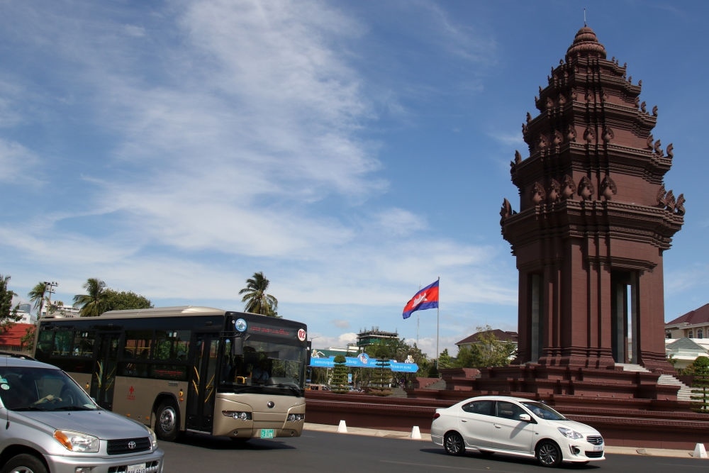 2018年1月5日，在柬埔寨金邊，一輛中國援助的“宇通”公交車經(jīng)過獨立紀(jì)念碑。