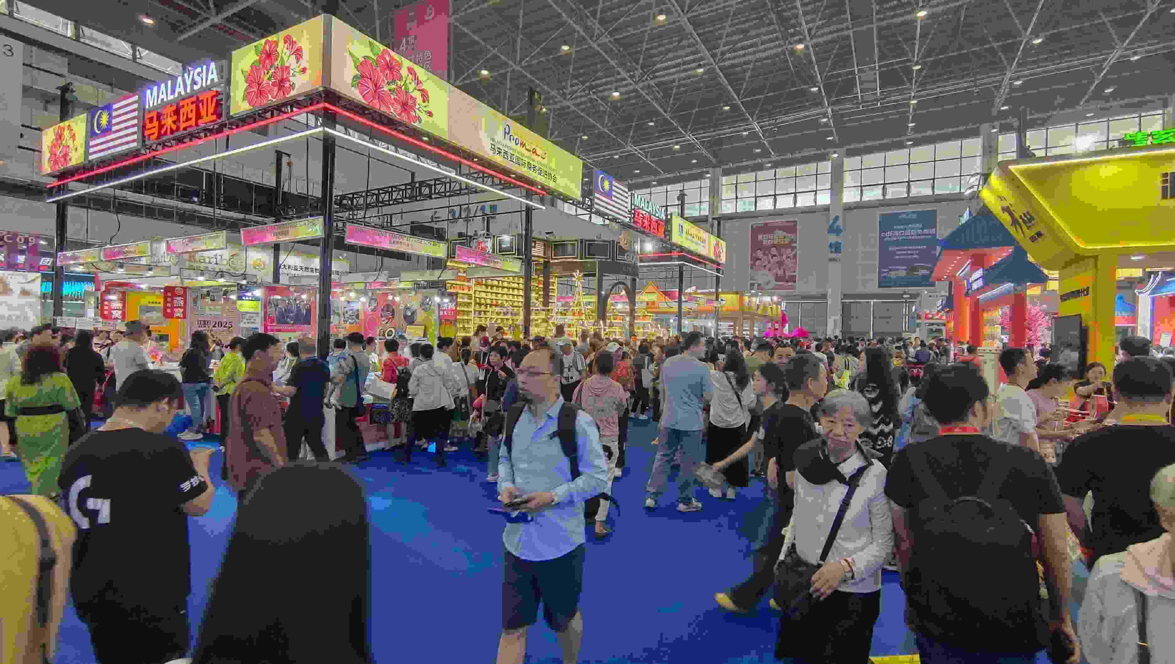 消博會(huì)迎來公眾開放日，眾多市民、客商來到展館參觀、購物。人民網(wǎng)記者 李彤?dāng)z