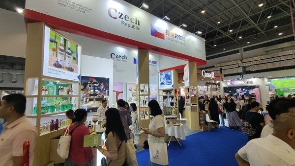 觀展者在各國展臺(tái)采購、咨詢。人民網(wǎng)記者 李彤?dāng)z