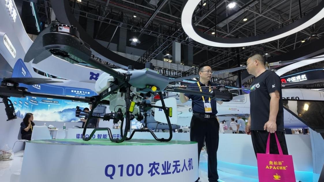 低空經(jīng)濟(jì)展區(qū)展出的農(nóng)業(yè)無人機(jī)裝備。人民網(wǎng) 歐陽易佳攝