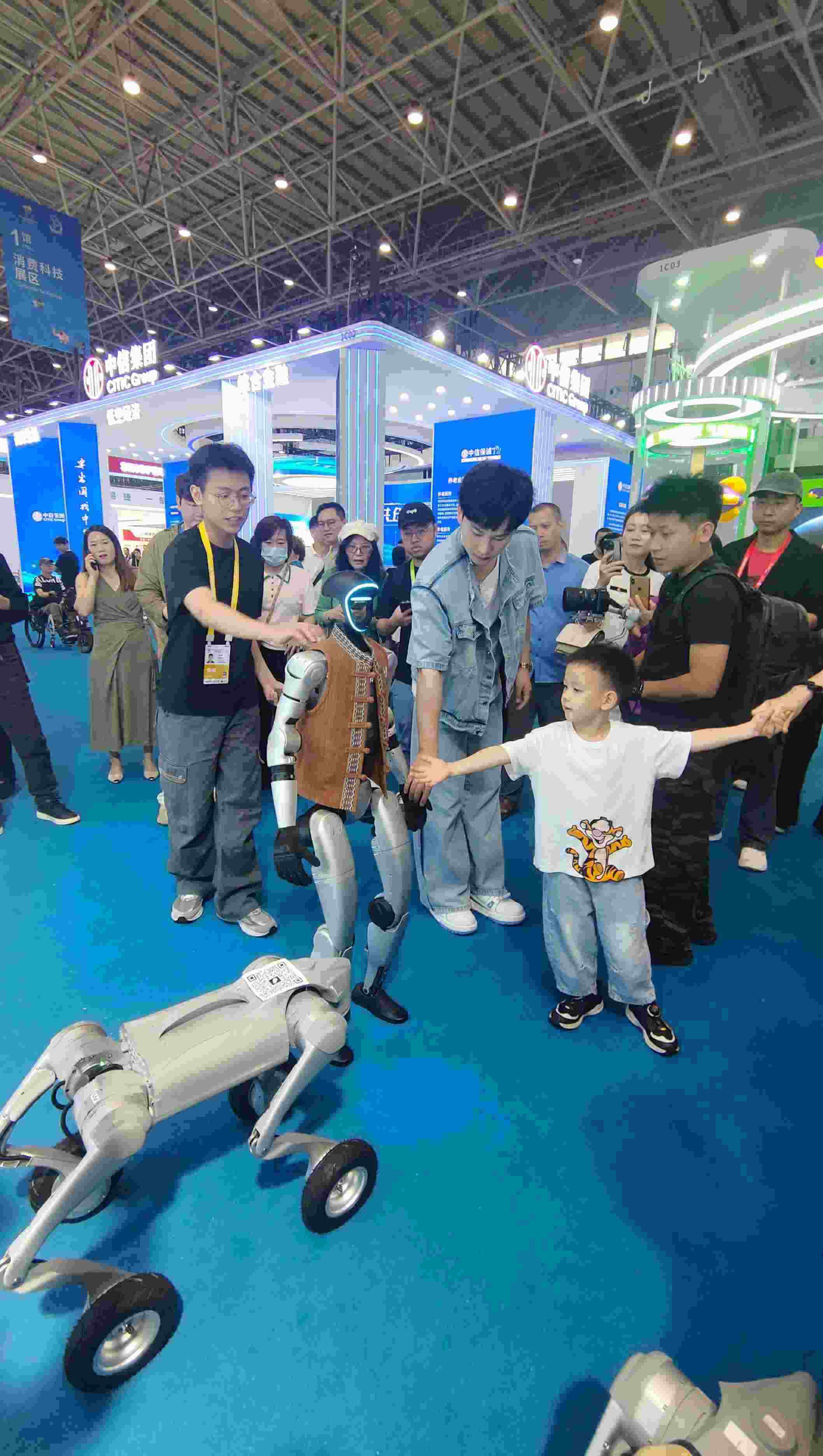 消博會(huì)現(xiàn)場，機(jī)器人等科技消費(fèi)產(chǎn)品吸引觀展者駐足。人民網(wǎng)記者 李彤?dāng)z
