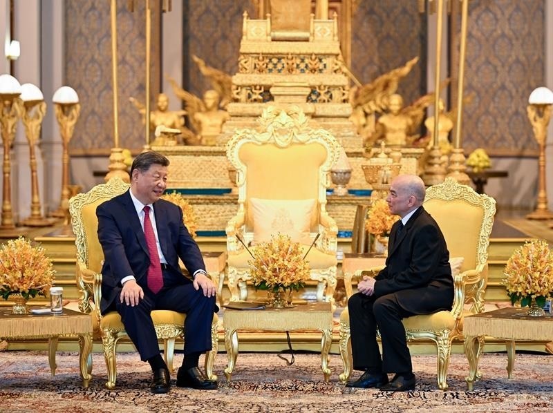 4月17日，柬埔寨國(guó)王西哈莫尼同習(xí)近平主席在金邊王宮舉行會(huì)見(jiàn)。