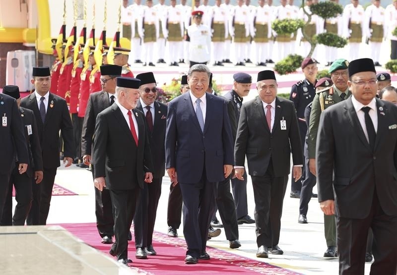 4月16日，馬來(lái)西亞最高元首易卜拉欣在馬來(lái)西亞國(guó)家王宮廣場(chǎng)為習(xí)近平主席舉行隆重歡迎儀式。