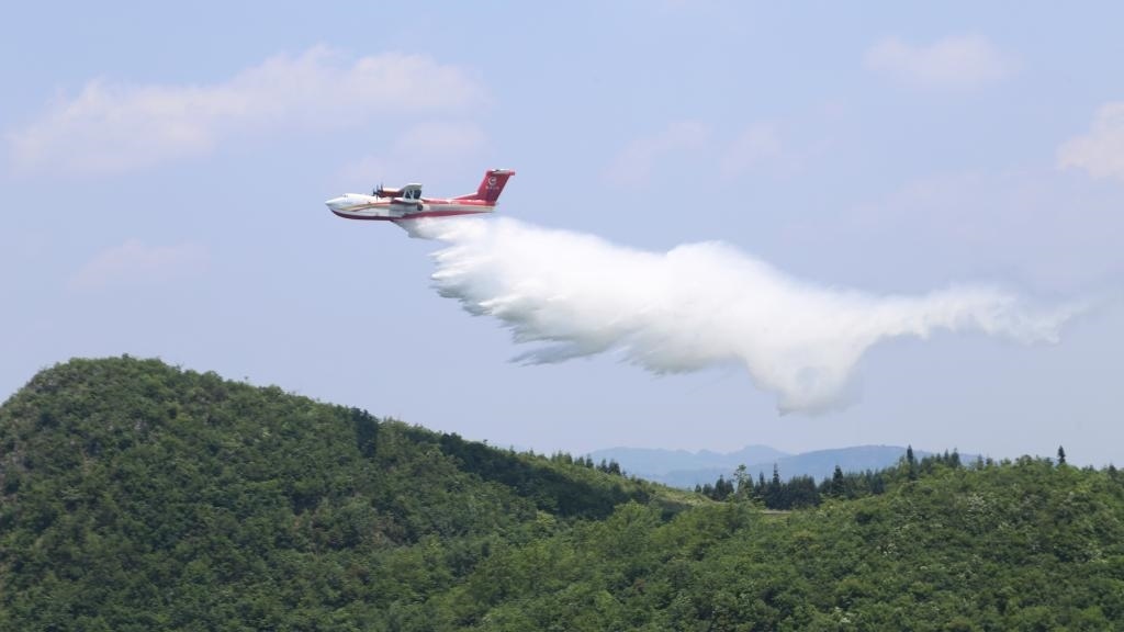 AG600飛機在四川西昌開展典型滅火場景驗證試飛科目（2023年6月攝）。新華社發(fā)（中國航空工業(yè)集團供圖）