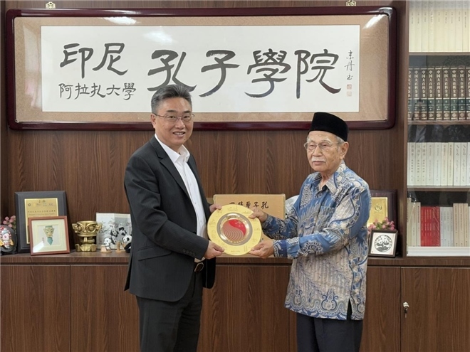 雙方交換禮物?；顒?dòng)主辦方供圖