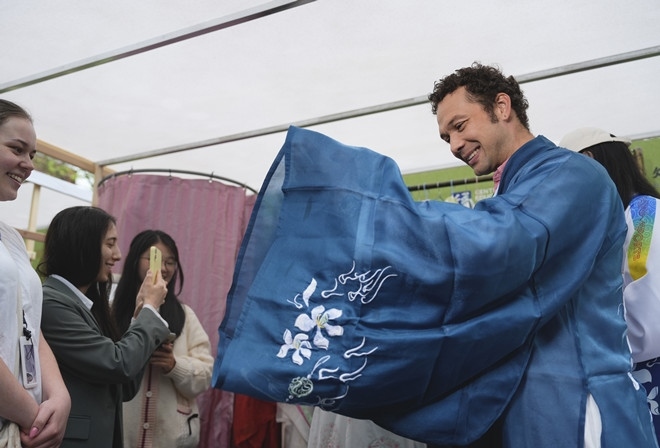 外國(guó)青年試穿漢服。中外語(yǔ)言交流合作中心供圖