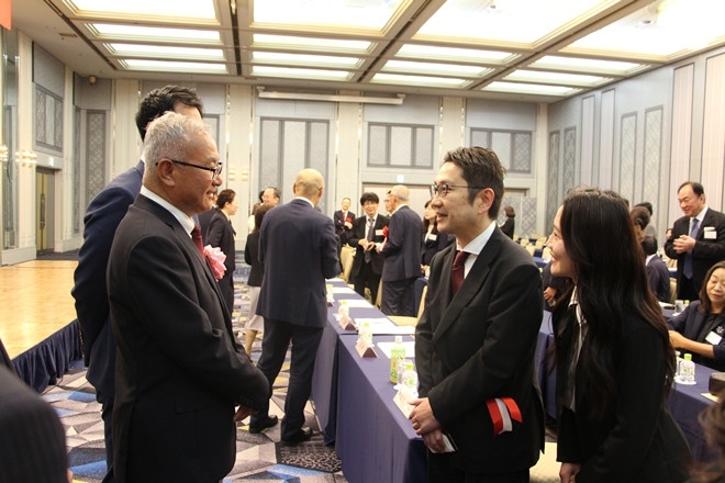 與會(huì)嘉賓熱切交流。中國(guó)駐福岡總領(lǐng)館供圖