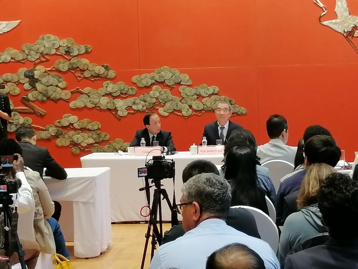 圖為21日舉行的“臨甲7號沙龍”，林毅夫（右一）在回答中外媒體記者的提問。 人民網(wǎng)記者 李瀟攝
