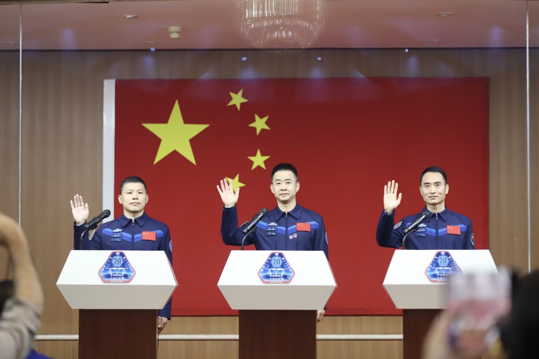 4月23日，神舟二十號(hào)航天員乘組在酒泉衛(wèi)星發(fā)射中心問(wèn)天閣與中外媒體記者集體見面。人民網(wǎng)記者 黃帆攝