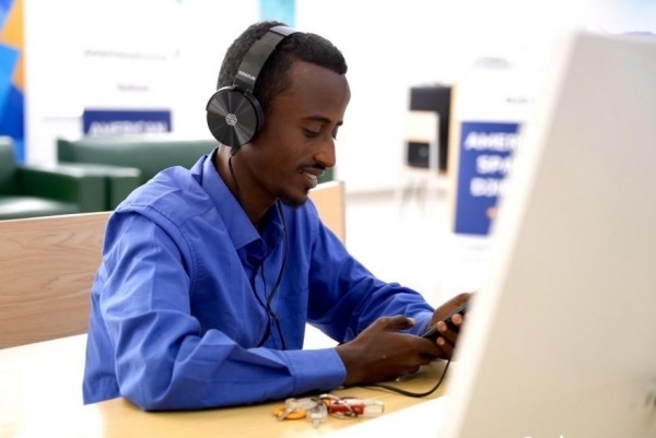 在明亮現(xiàn)代的信息技術(shù)閱覽室，當(dāng)?shù)刈x者正在沉浸式學(xué)習(xí)，塔里克·易卜拉欣攝