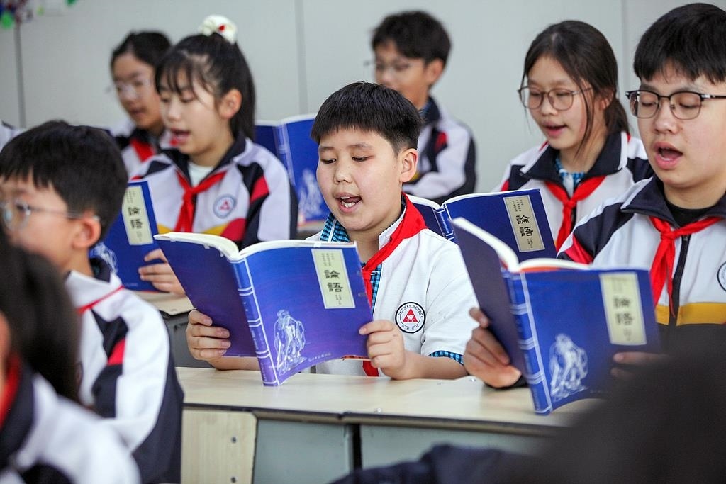 △2025年4月21日，河南焦作，學(xué)生們在誦讀《論語》。