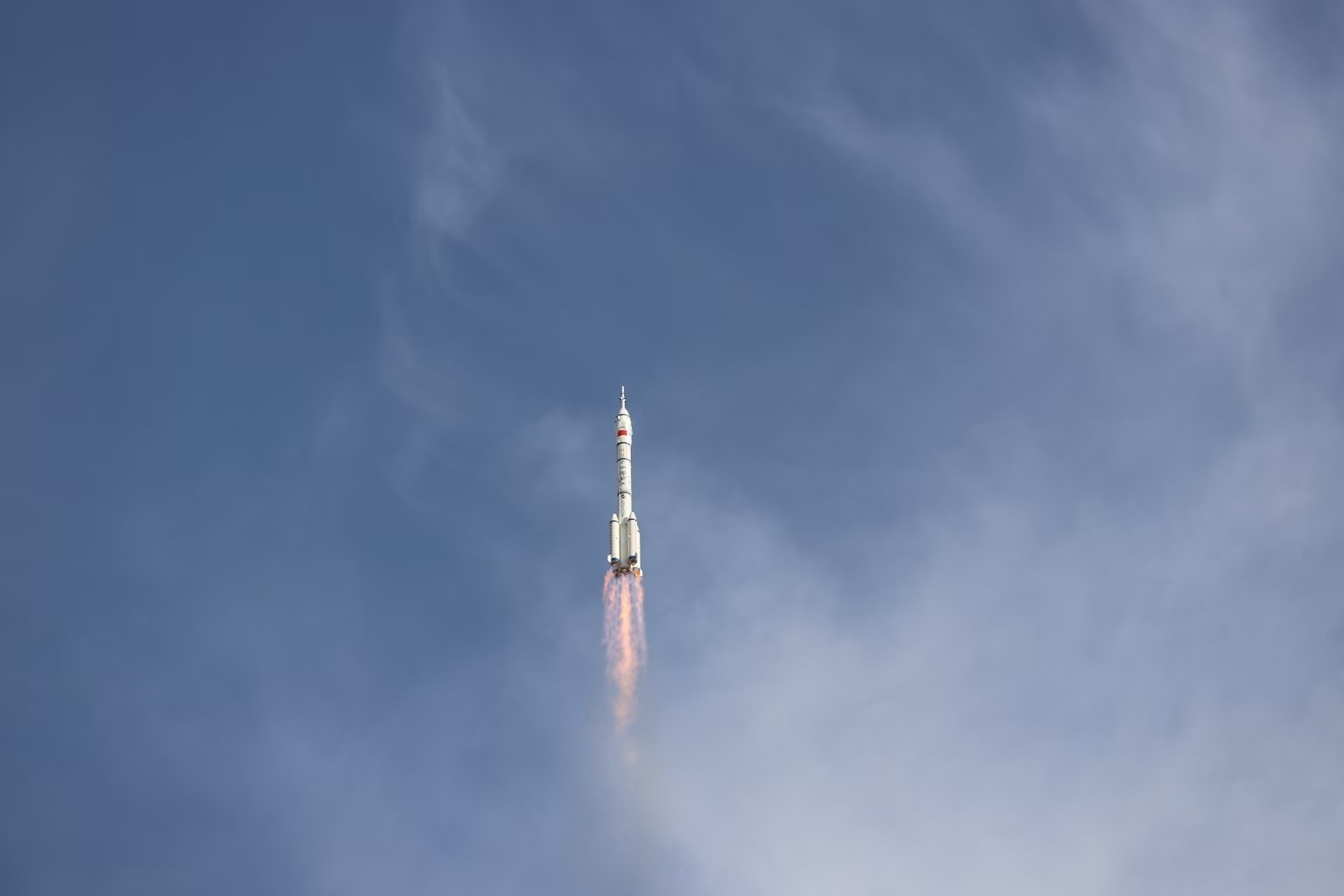 長征二號F遙二十運載火箭點火發(fā)射。人民網(wǎng)記者 黃帆攝