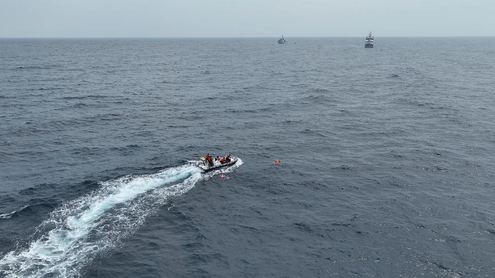 4月23日，中越海警開展海上聯(lián)合搜救演練，模擬營救落水人員。（中國海警供圖）