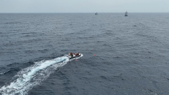 4月23日，中越海警開展海上聯(lián)合搜救演練，模擬營(yíng)救落水人員。（中國(guó)海警供圖）