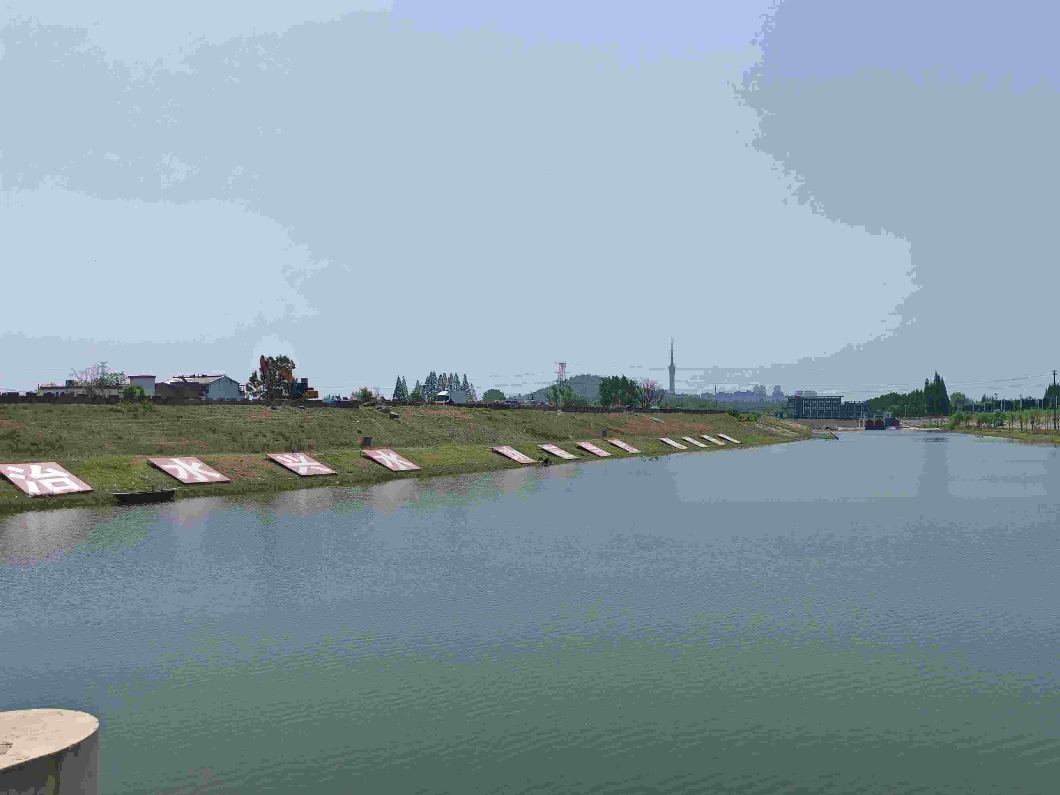 在龍子湖樞紐上眺望靚麗的淮河美景。人民網(wǎng)記者 王子鋒攝