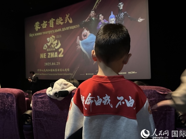 圖為首映式現(xiàn)場(chǎng)，一位小朋友身穿帶有《哪吒2》電影元素的衣服。人民網(wǎng)記者 張朋輝攝