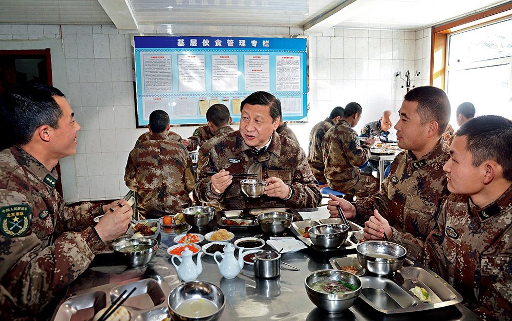 2014年1月26日，習(xí)近平主席專(zhuān)程來(lái)到內(nèi)蒙古軍區(qū)邊防某部，親切看望慰問(wèn)戍邊官兵。這是在連隊(duì)食堂，習(xí)近平主席同戰(zhàn)士們一起用餐。