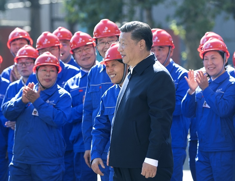 2018年9月26日，在中國一重集團(tuán)，習(xí)近平總書記走到工人中間，同大家親切交流。