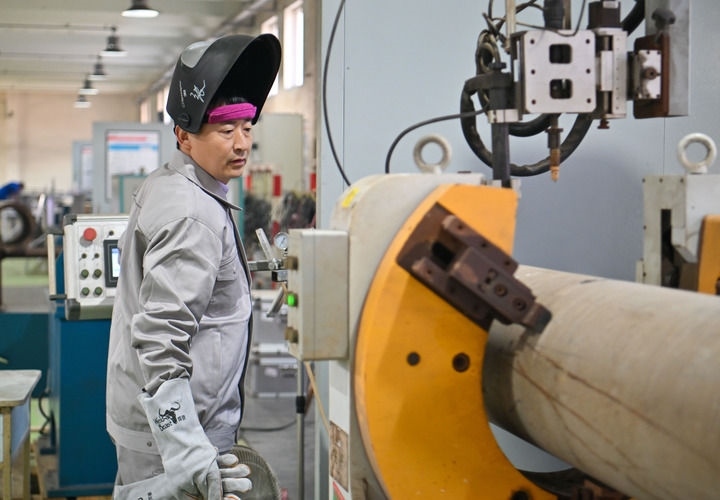 在中石化第四建設(shè)有限公司工匠學(xué)院，全國人大代表、中石化第四建設(shè)有限公司工匠學(xué)院焊接教練張振連操作自動焊機（2025年2月21日攝）。新華社記者 孫凡越 攝